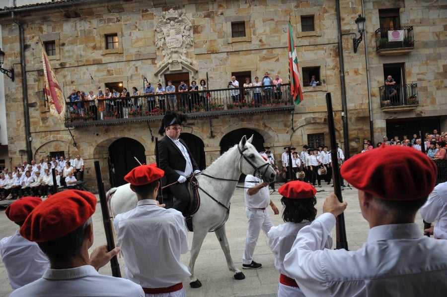 La comitiva salió del Ayuntamiento y recorrió las calles del pueblo con la tradicional 'Marcha de fusileros' antes de la ceremonia . El pacto entre Abderraman III y el general coronó el histórico desfile en Antzuola. 