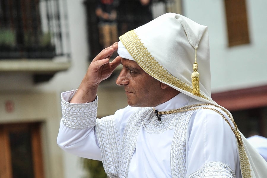 La comitiva salió del Ayuntamiento y recorrió las calles del pueblo con la tradicional 'Marcha de fusileros' antes de la ceremonia . El pacto entre Abderraman III y el general coronó el histórico desfile en Antzuola. 