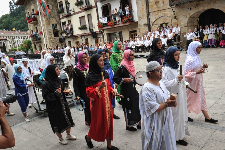 La comitiva salió del Ayuntamiento y recorrió las calles del pueblo con la tradicional 'Marcha de fusileros' antes de la ceremonia . El pacto entre Abderraman III y el general coronó el histórico desfile en Antzuola. 