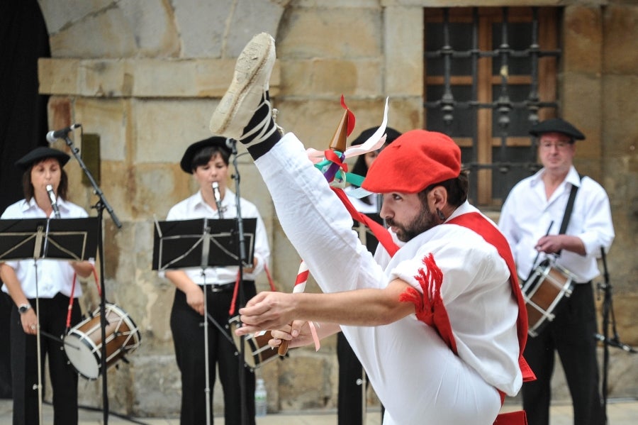 La comitiva salió del Ayuntamiento y recorrió las calles del pueblo con la tradicional 'Marcha de fusileros' antes de la ceremonia . El pacto entre Abderraman III y el general coronó el histórico desfile en Antzuola. 