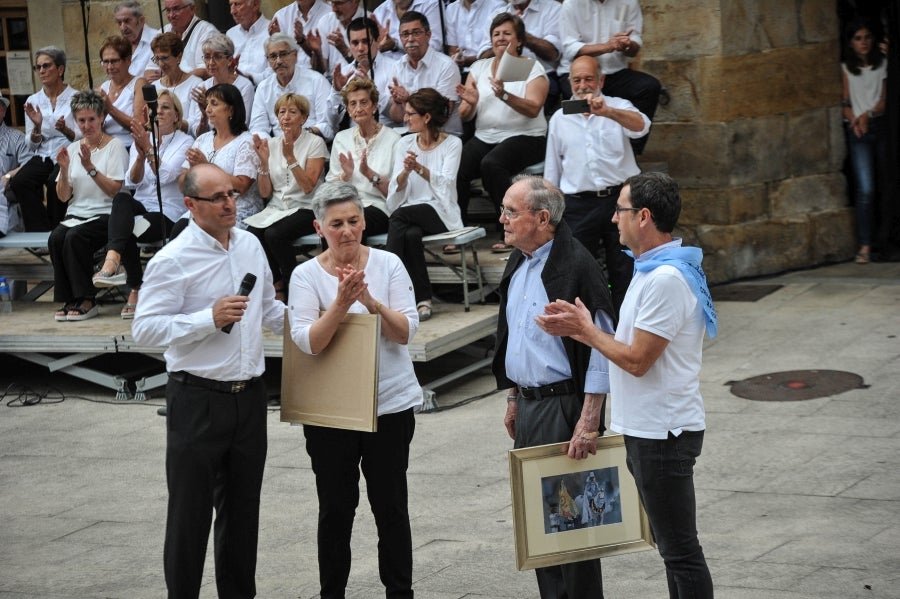 La comitiva salió del Ayuntamiento y recorrió las calles del pueblo con la tradicional 'Marcha de fusileros' antes de la ceremonia . El pacto entre Abderraman III y el general coronó el histórico desfile en Antzuola. 