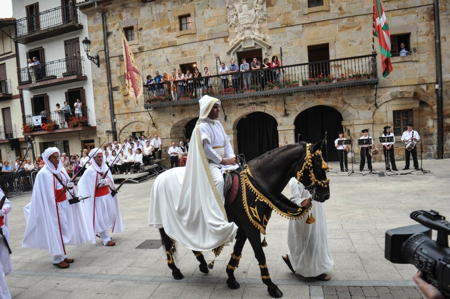 La comitiva salió del Ayuntamiento y recorrió las calles del pueblo con la tradicional 'Marcha de fusileros' antes de la ceremonia . El pacto entre Abderraman III y el general coronó el histórico desfile en Antzuola. 