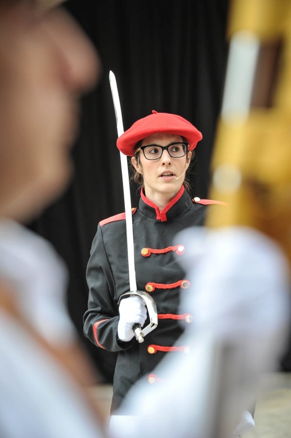 La comitiva salió del Ayuntamiento y recorrió las calles del pueblo con la tradicional 'Marcha de fusileros' antes de la ceremonia . El pacto entre Abderraman III y el general coronó el histórico desfile en Antzuola. 