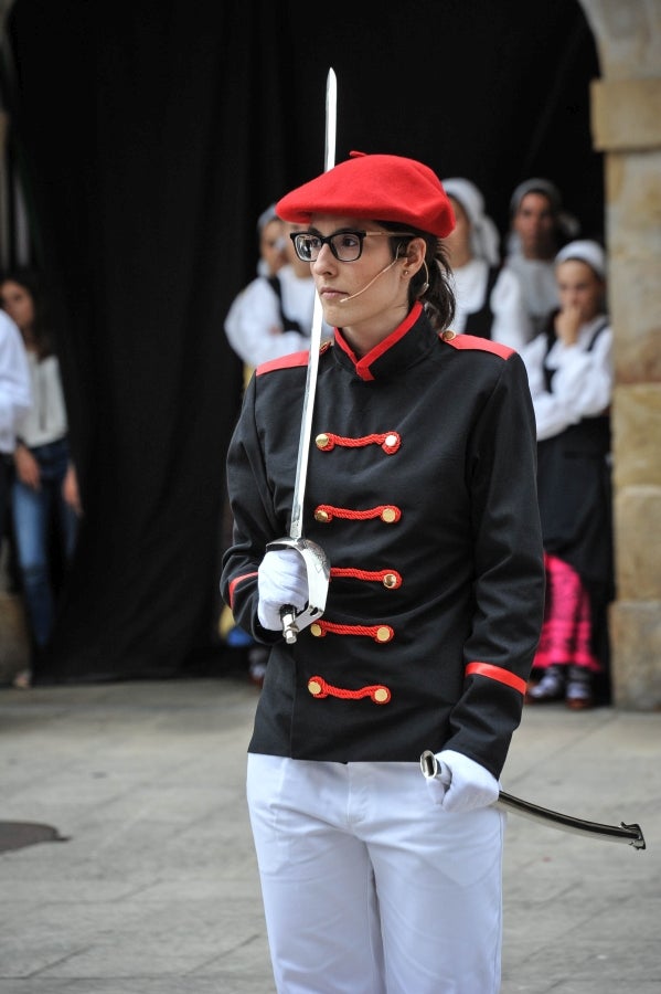 La comitiva salió del Ayuntamiento y recorrió las calles del pueblo con la tradicional 'Marcha de fusileros' antes de la ceremonia . El pacto entre Abderraman III y el general coronó el histórico desfile en Antzuola. 