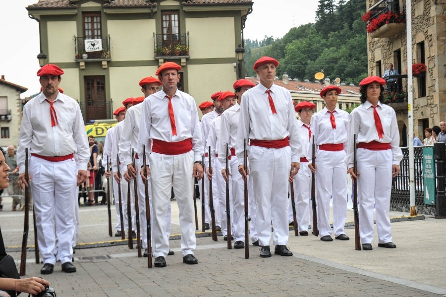 La comitiva salió del Ayuntamiento y recorrió las calles del pueblo con la tradicional 'Marcha de fusileros' antes de la ceremonia . El pacto entre Abderraman III y el general coronó el histórico desfile en Antzuola. 