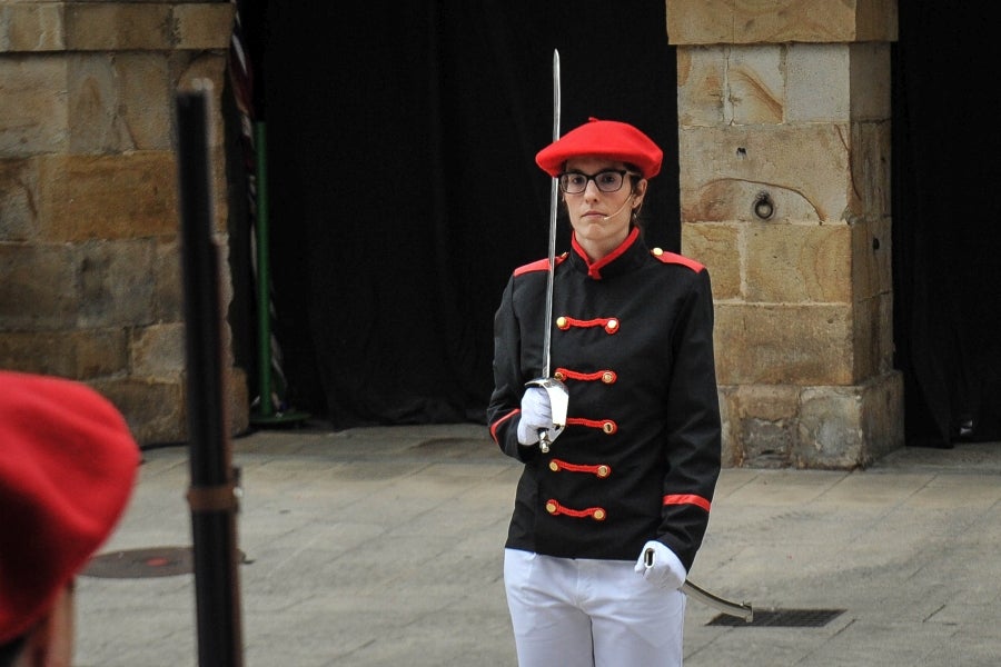 La comitiva salió del Ayuntamiento y recorrió las calles del pueblo con la tradicional 'Marcha de fusileros' antes de la ceremonia . El pacto entre Abderraman III y el general coronó el histórico desfile en Antzuola. 