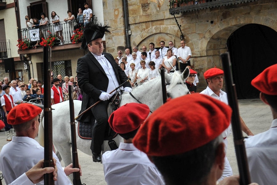 La comitiva salió del Ayuntamiento y recorrió las calles del pueblo con la tradicional 'Marcha de fusileros' antes de la ceremonia . El pacto entre Abderraman III y el general coronó el histórico desfile en Antzuola. 