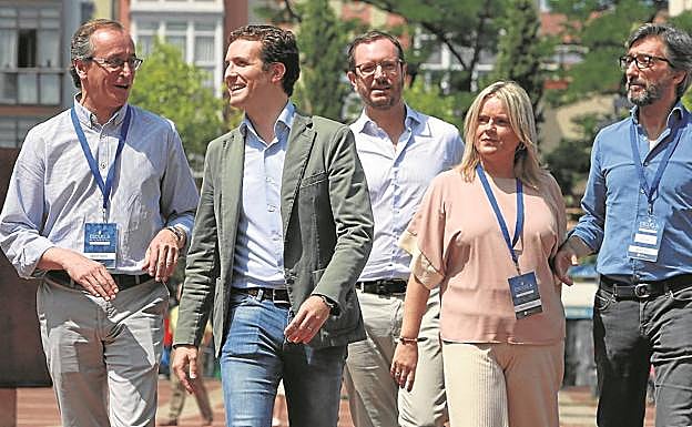 Alonso se reconcilia con Casado