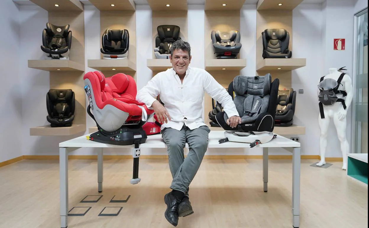 Gabriel Eizaguirre posa con algunas de las sillas que fabrican en Babyauto, empresa que fundó en 1998.