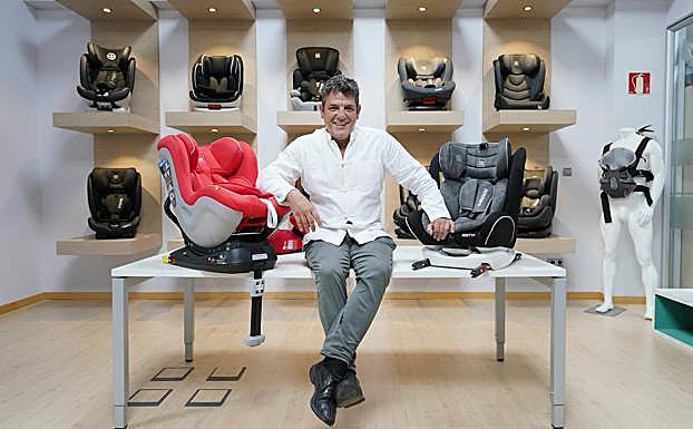 Gabriel Eizaguirre posa con algunas de las sillas que fabrican en Babyauto, empresa que fundó en 1998.