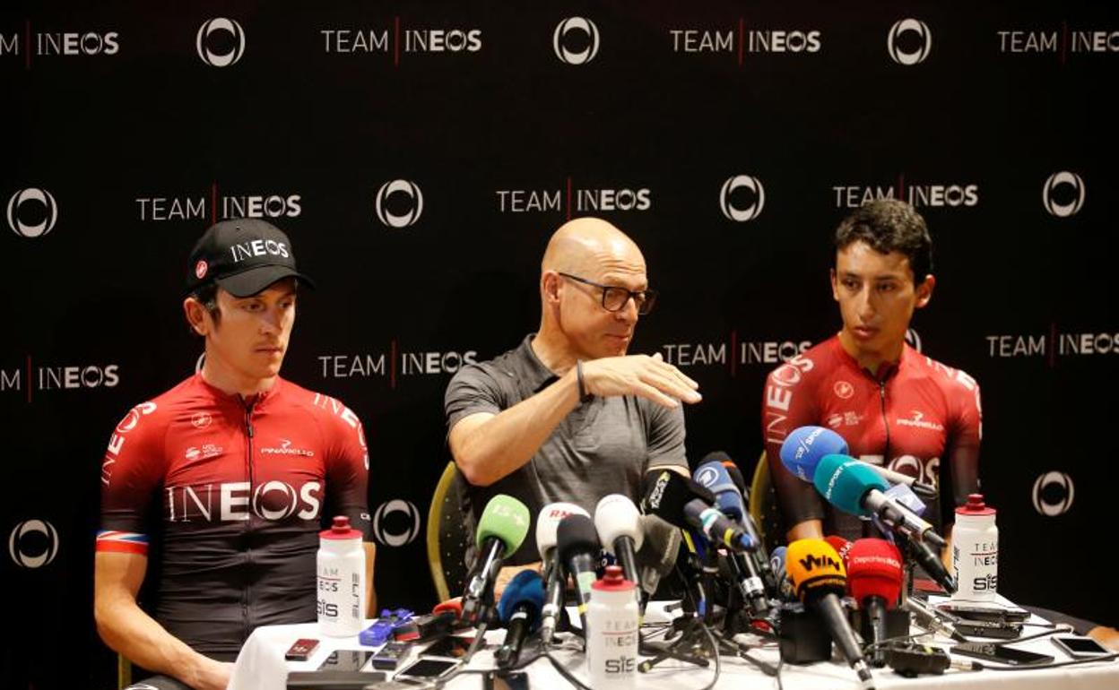 Geraint Thomas (i) y Egan Bernal (d), en conferencia de prensa. 