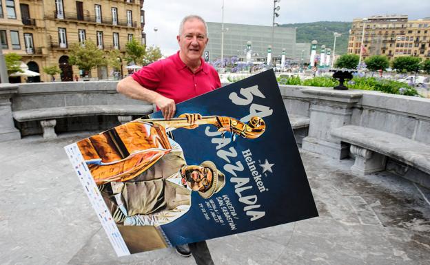 Miguel Martín posa con el cartel de este año del Heineken Jazzaldia.