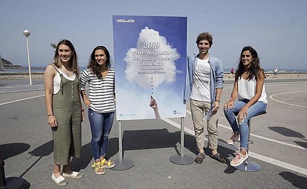 El concejal de Cultura del Ayuntamiento de Donostia, Jon Insausti, con las jugadoras Nahikari García, Nuria Mendoza y Maider Altuna, en la presentación del programa festivo.