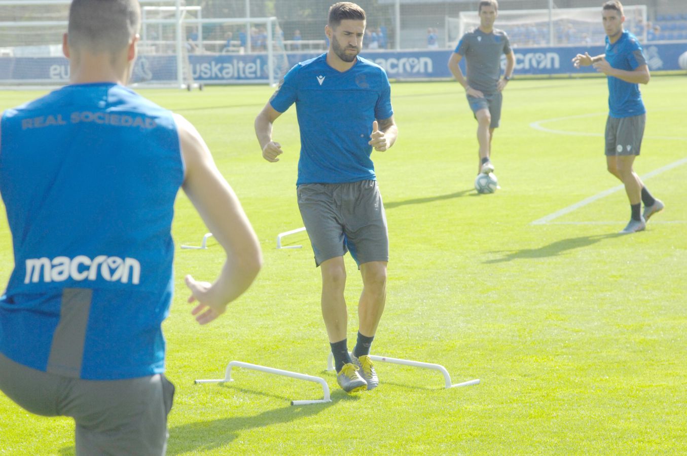 Una sesión que ha durado poco más de una hora bajo un sol de justicia y una temperatura que ha sobrepasado los 30° C. Las novedades de la sesión de trabajo han sido la presencia de Roberto López y la ausencia de Aritz Elustondo.