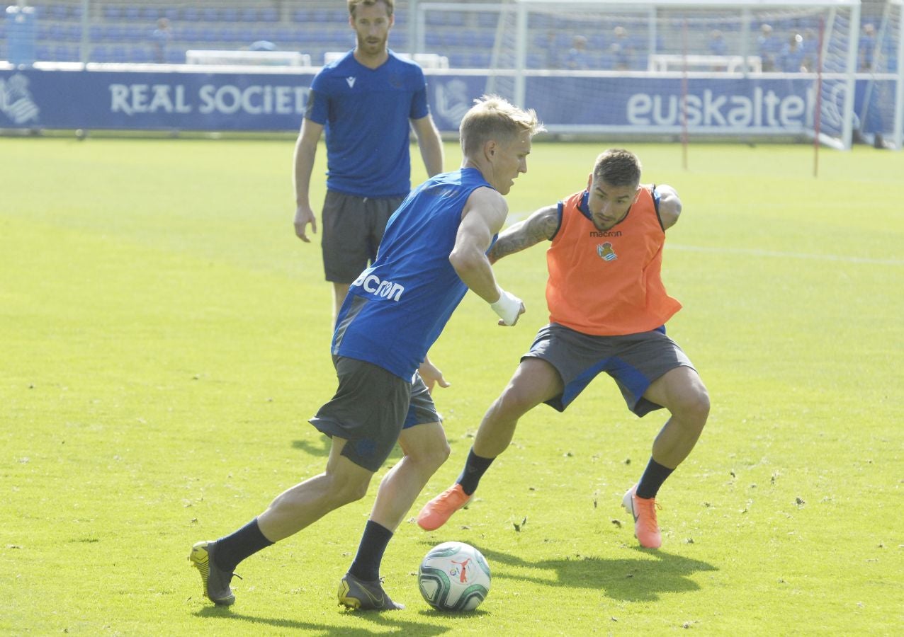 Una sesión que ha durado poco más de una hora bajo un sol de justicia y una temperatura que ha sobrepasado los 30° C. Las novedades de la sesión de trabajo han sido la presencia de Roberto López y la ausencia de Aritz Elustondo.