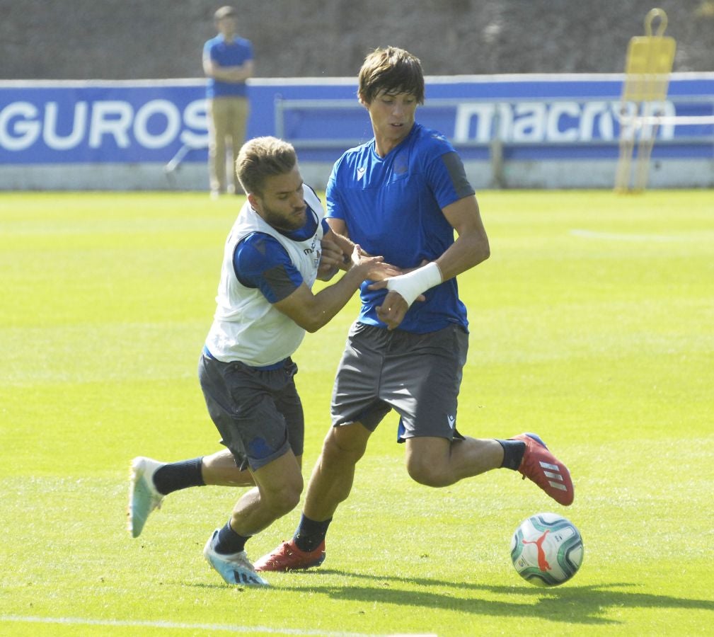 Una sesión que ha durado poco más de una hora bajo un sol de justicia y una temperatura que ha sobrepasado los 30° C. Las novedades de la sesión de trabajo han sido la presencia de Roberto López y la ausencia de Aritz Elustondo.