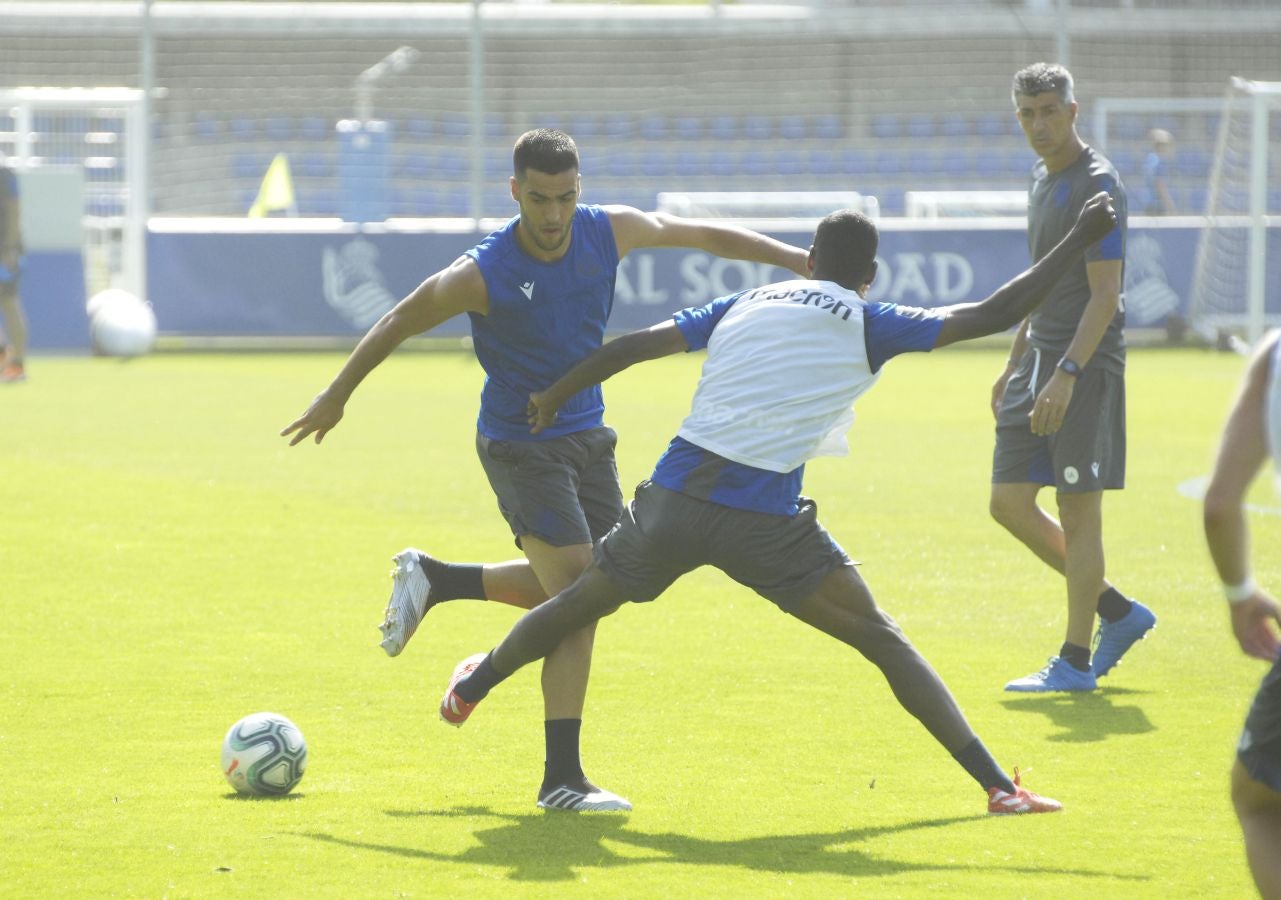 Una sesión que ha durado poco más de una hora bajo un sol de justicia y una temperatura que ha sobrepasado los 30° C. Las novedades de la sesión de trabajo han sido la presencia de Roberto López y la ausencia de Aritz Elustondo.
