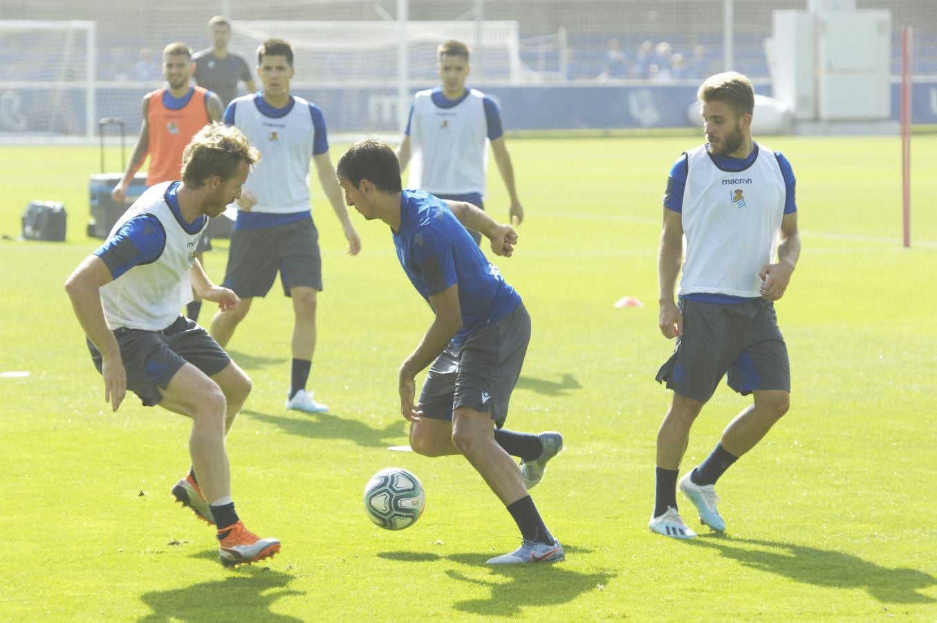Una sesión que ha durado poco más de una hora bajo un sol de justicia y una temperatura que ha sobrepasado los 30° C. Las novedades de la sesión de trabajo han sido la presencia de Roberto López y la ausencia de Aritz Elustondo.