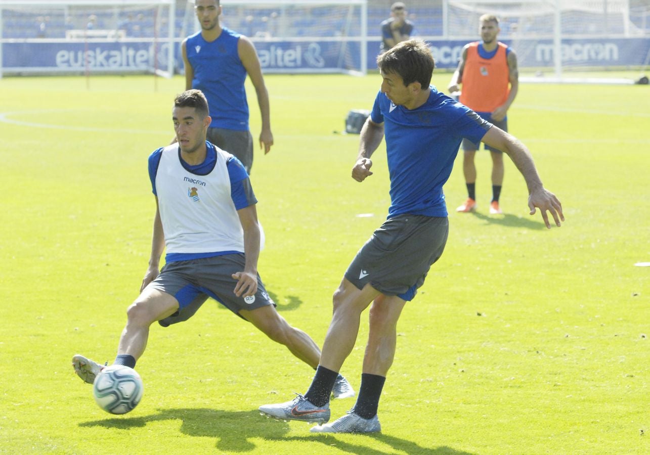 Una sesión que ha durado poco más de una hora bajo un sol de justicia y una temperatura que ha sobrepasado los 30° C. Las novedades de la sesión de trabajo han sido la presencia de Roberto López y la ausencia de Aritz Elustondo.
