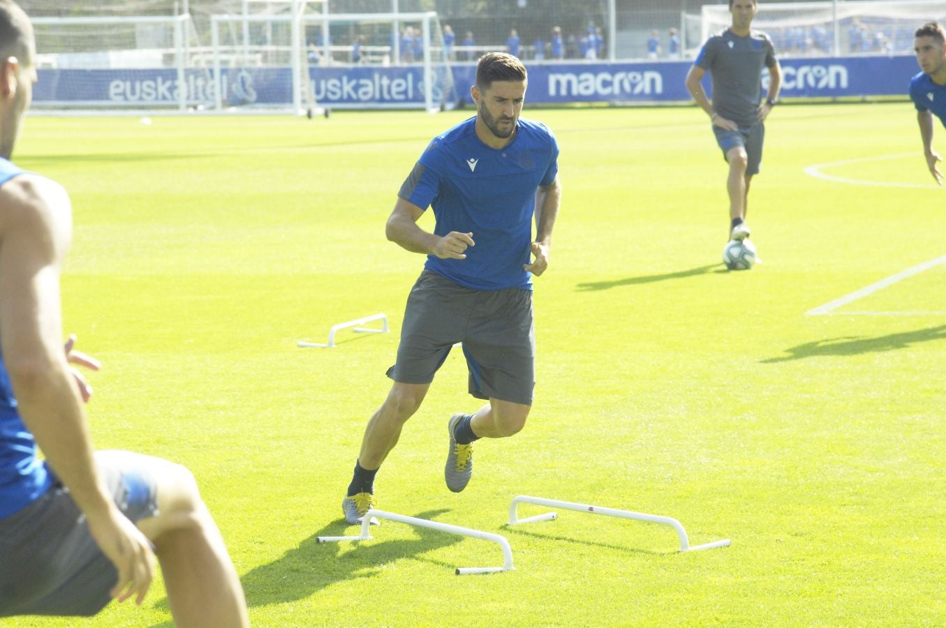Una sesión que ha durado poco más de una hora bajo un sol de justicia y una temperatura que ha sobrepasado los 30° C. Las novedades de la sesión de trabajo han sido la presencia de Roberto López y la ausencia de Aritz Elustondo.