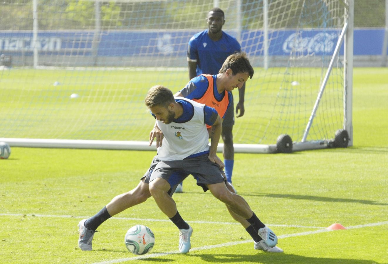 Una sesión que ha durado poco más de una hora bajo un sol de justicia y una temperatura que ha sobrepasado los 30° C. Las novedades de la sesión de trabajo han sido la presencia de Roberto López y la ausencia de Aritz Elustondo.
