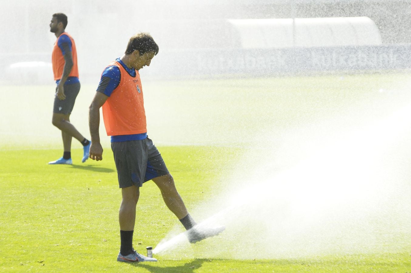 Una sesión que ha durado poco más de una hora bajo un sol de justicia y una temperatura que ha sobrepasado los 30° C. Las novedades de la sesión de trabajo han sido la presencia de Roberto López y la ausencia de Aritz Elustondo.