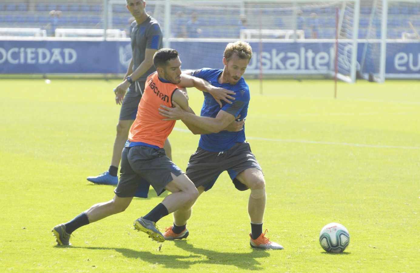 Una sesión que ha durado poco más de una hora bajo un sol de justicia y una temperatura que ha sobrepasado los 30° C. Las novedades de la sesión de trabajo han sido la presencia de Roberto López y la ausencia de Aritz Elustondo.