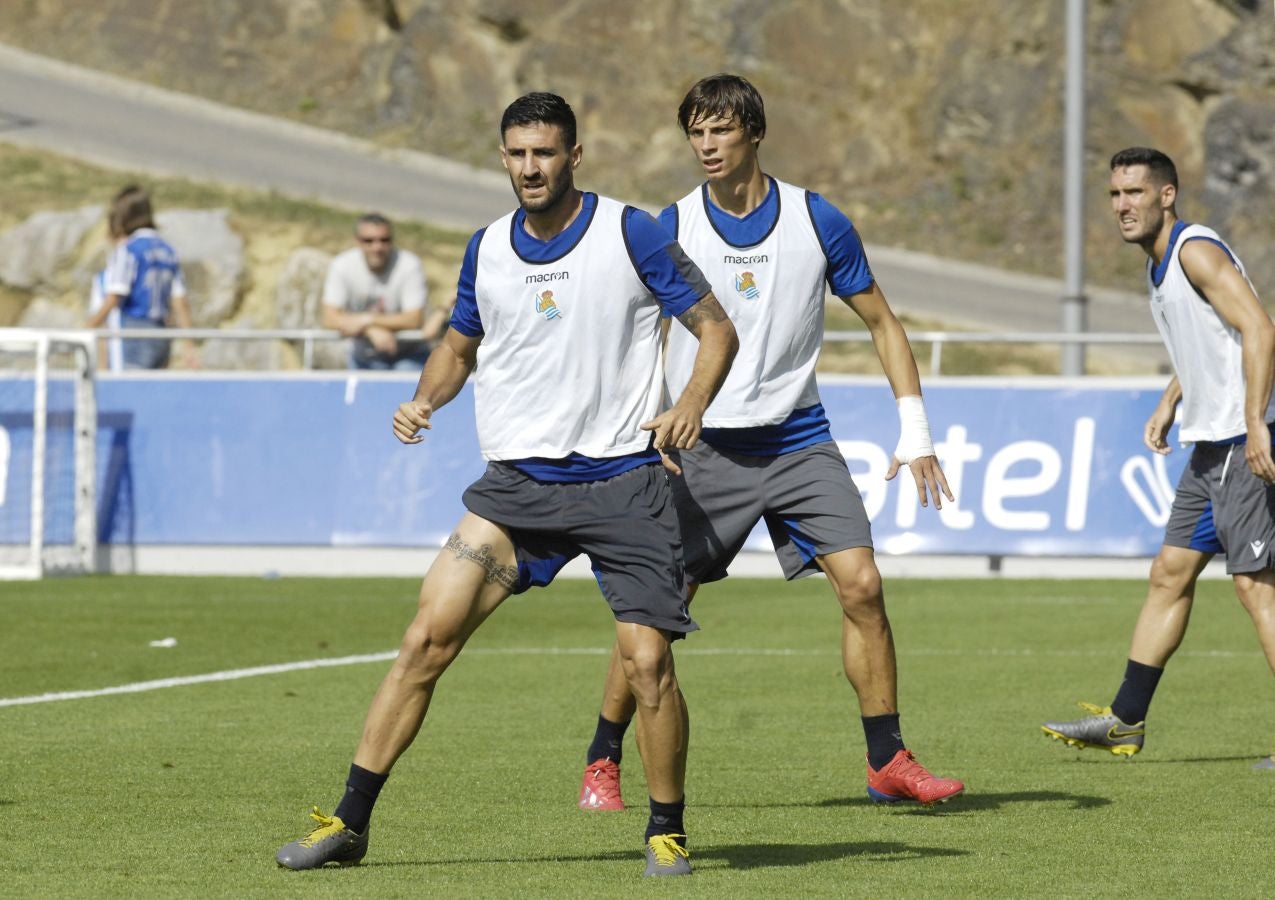 Una sesión que ha durado poco más de una hora bajo un sol de justicia y una temperatura que ha sobrepasado los 30° C. Las novedades de la sesión de trabajo han sido la presencia de Roberto López y la ausencia de Aritz Elustondo.
