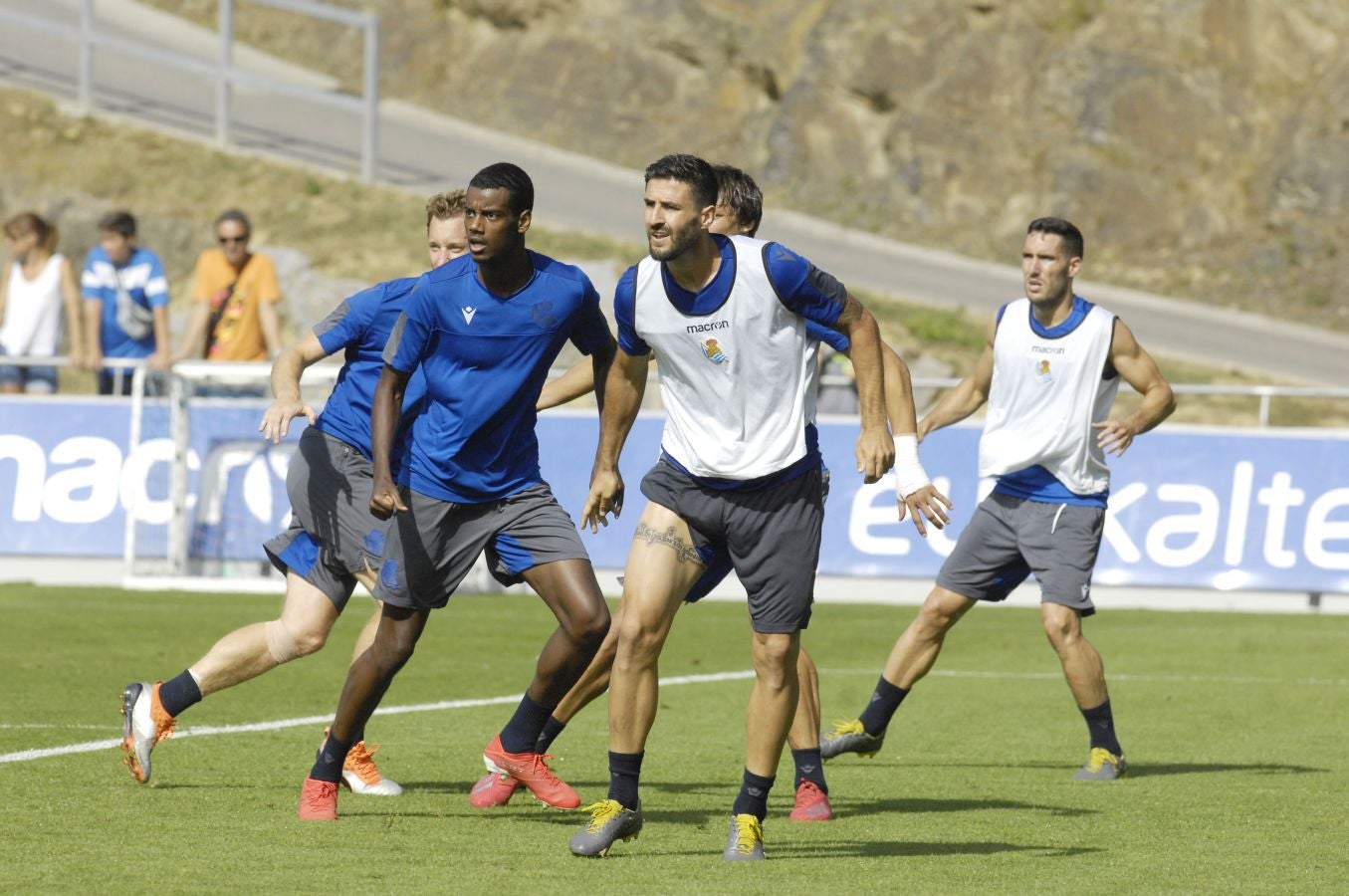 Una sesión que ha durado poco más de una hora bajo un sol de justicia y una temperatura que ha sobrepasado los 30° C. Las novedades de la sesión de trabajo han sido la presencia de Roberto López y la ausencia de Aritz Elustondo.