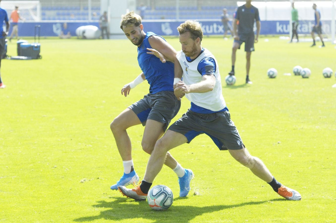 Una sesión que ha durado poco más de una hora bajo un sol de justicia y una temperatura que ha sobrepasado los 30° C. Las novedades de la sesión de trabajo han sido la presencia de Roberto López y la ausencia de Aritz Elustondo.