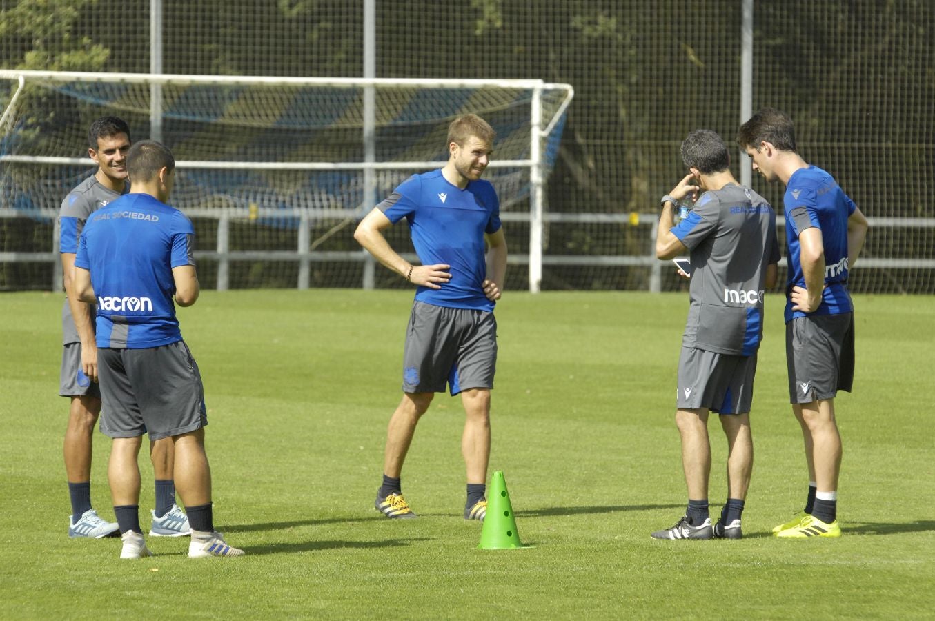 Una sesión que ha durado poco más de una hora bajo un sol de justicia y una temperatura que ha sobrepasado los 30° C. Las novedades de la sesión de trabajo han sido la presencia de Roberto López y la ausencia de Aritz Elustondo.