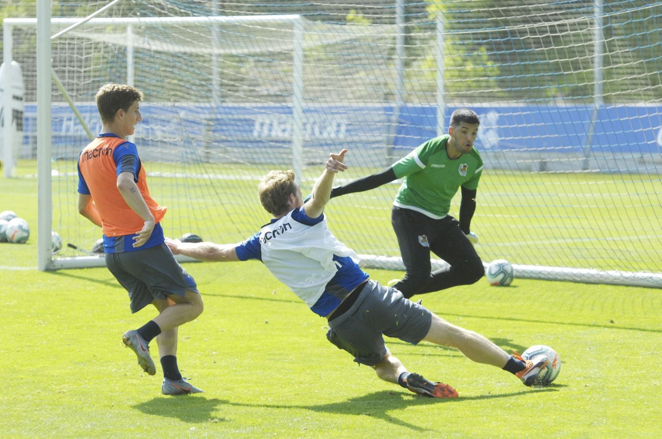 Una sesión que ha durado poco más de una hora bajo un sol de justicia y una temperatura que ha sobrepasado los 30° C. Las novedades de la sesión de trabajo han sido la presencia de Roberto López y la ausencia de Aritz Elustondo.