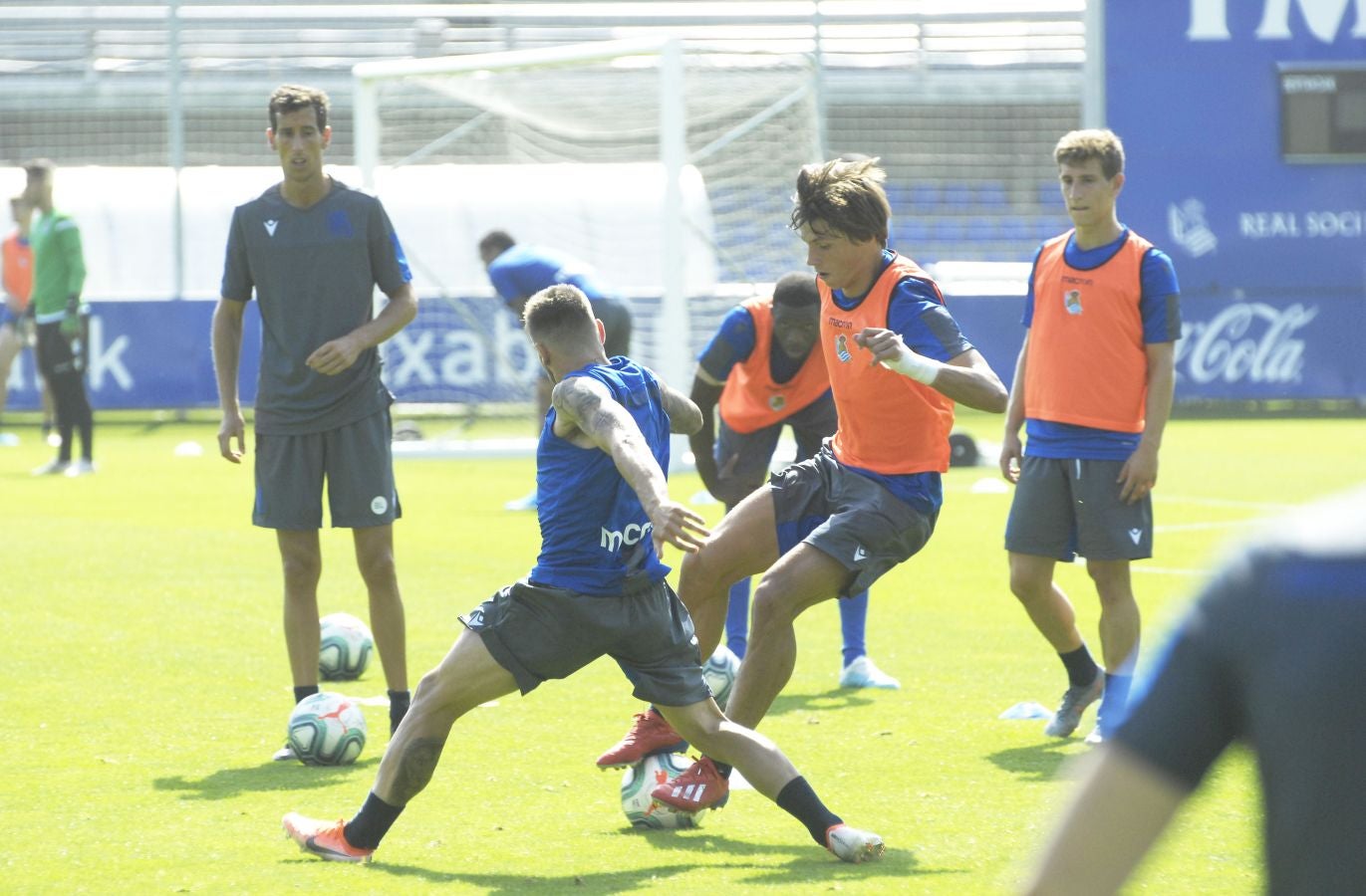Una sesión que ha durado poco más de una hora bajo un sol de justicia y una temperatura que ha sobrepasado los 30° C. Las novedades de la sesión de trabajo han sido la presencia de Roberto López y la ausencia de Aritz Elustondo.