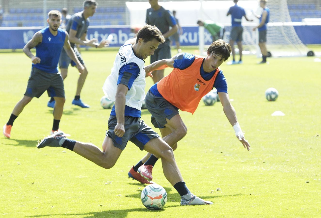 Una sesión que ha durado poco más de una hora bajo un sol de justicia y una temperatura que ha sobrepasado los 30° C. Las novedades de la sesión de trabajo han sido la presencia de Roberto López y la ausencia de Aritz Elustondo.
