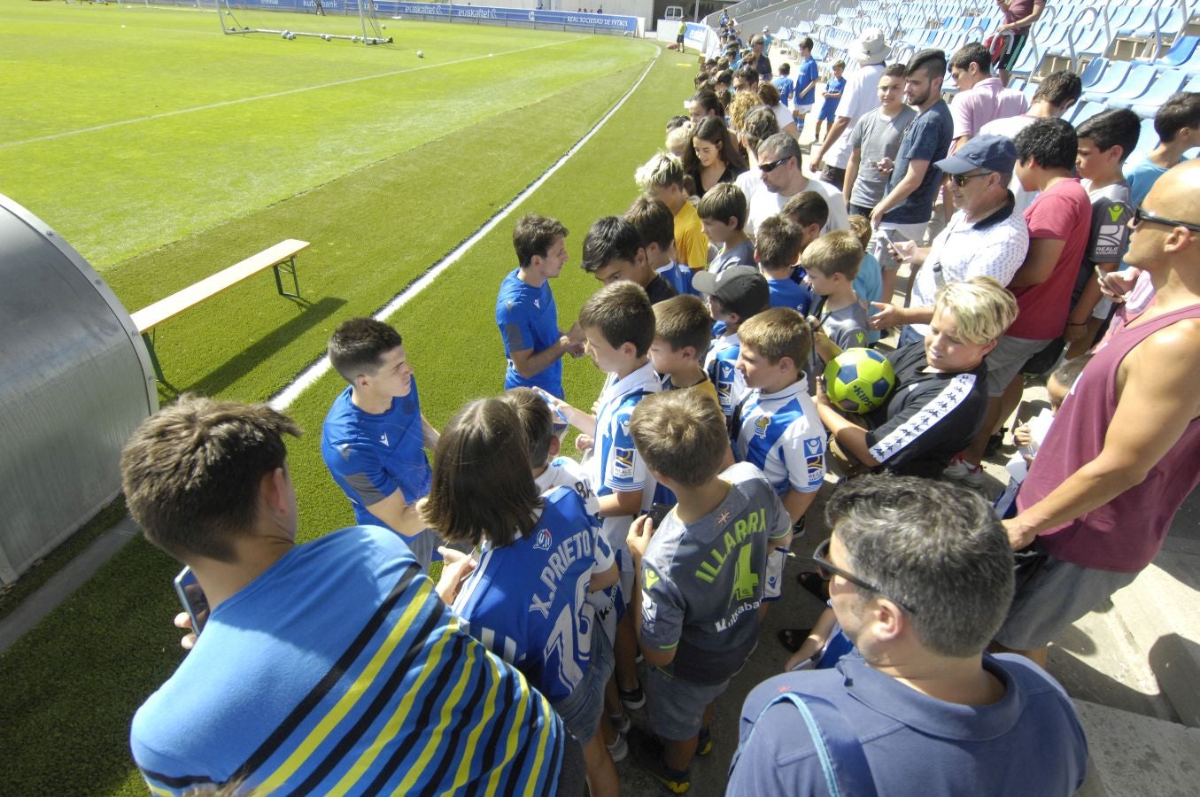 Una sesión que ha durado poco más de una hora bajo un sol de justicia y una temperatura que ha sobrepasado los 30° C. Las novedades de la sesión de trabajo han sido la presencia de Roberto López y la ausencia de Aritz Elustondo.