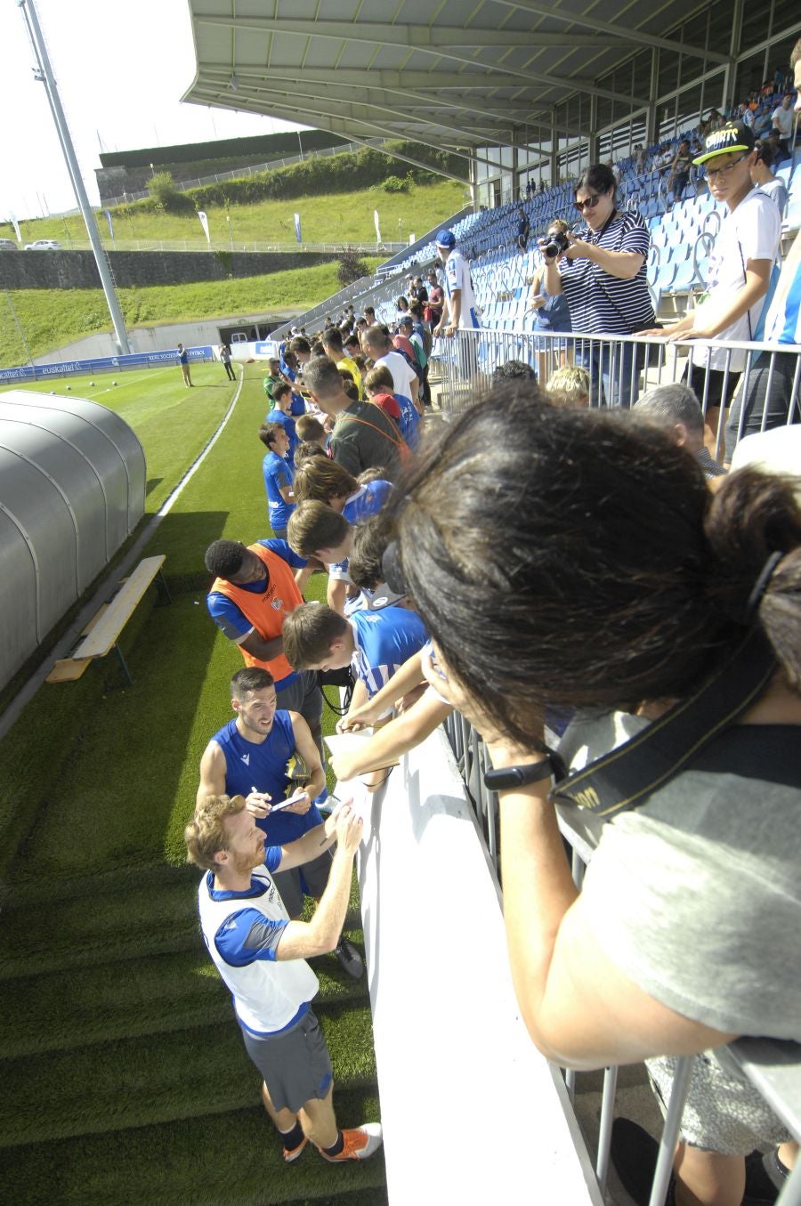 Una sesión que ha durado poco más de una hora bajo un sol de justicia y una temperatura que ha sobrepasado los 30° C. Las novedades de la sesión de trabajo han sido la presencia de Roberto López y la ausencia de Aritz Elustondo.