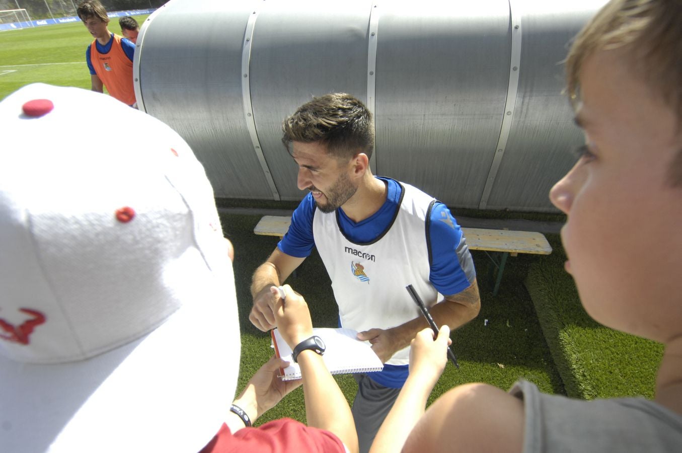Una sesión que ha durado poco más de una hora bajo un sol de justicia y una temperatura que ha sobrepasado los 30° C. Las novedades de la sesión de trabajo han sido la presencia de Roberto López y la ausencia de Aritz Elustondo.