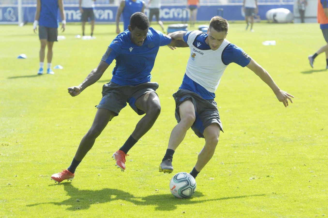 Una sesión que ha durado poco más de una hora bajo un sol de justicia y una temperatura que ha sobrepasado los 30° C. Las novedades de la sesión de trabajo han sido la presencia de Roberto López y la ausencia de Aritz Elustondo.