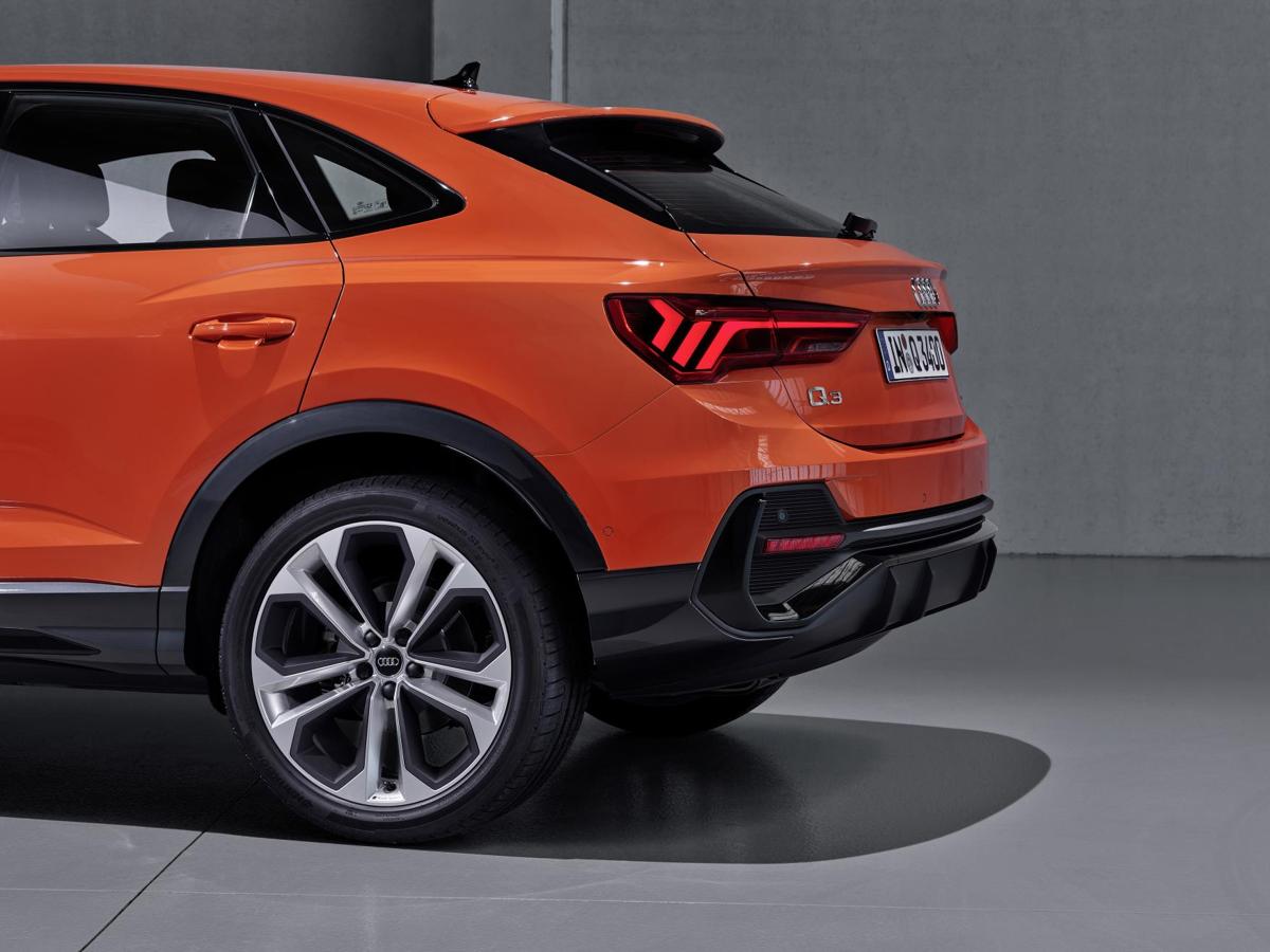 El Q3 Sportback es el primer «crossover» compacto de Audi. Una versión más deportiva, pero con un amplio y funcional habitáculo. El motor más potente desarrolla 230 CV y lleva tracción quattro. A la venta en otoño.