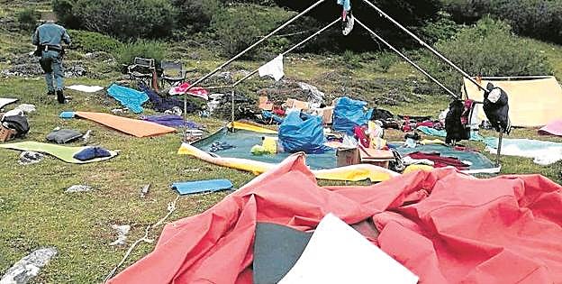 Uno de los campamentos arrasados por la lluvia y el viento. 