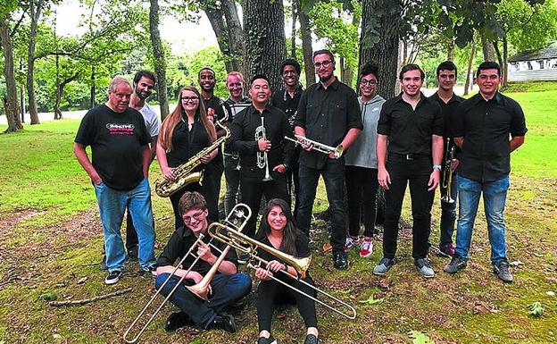 Imagen principal - La Saxophone ConClave mezclará jazz y 'sabrosura' caribeña. El trombonista Dan Barrett. Ola Onabulé, un caballero del soul.