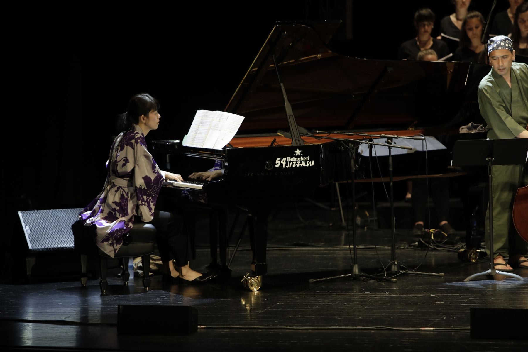 El concierto de Eri Yamamoto junto al Coro Easo en el teatro Victoria Eugenia.
