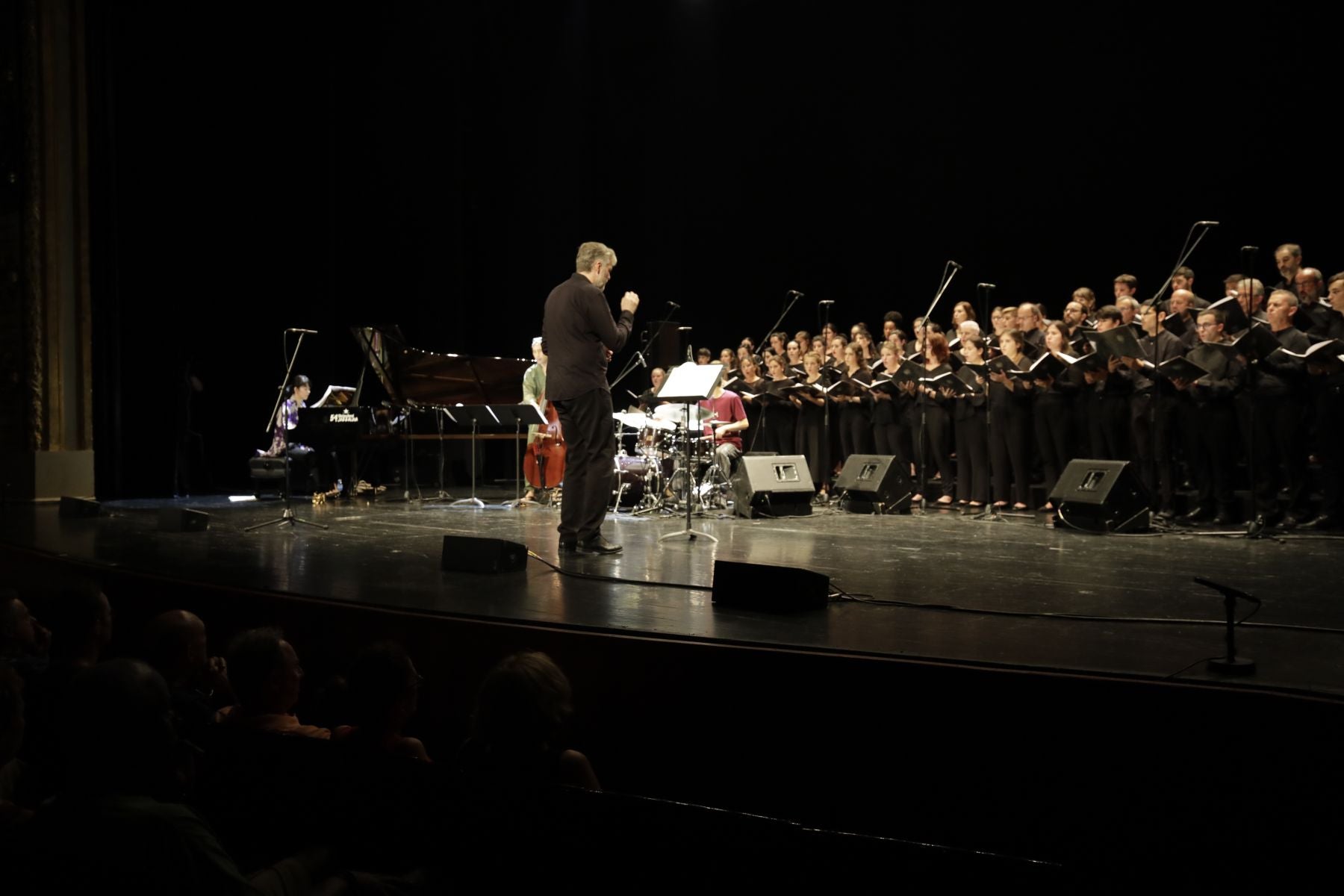El concierto de Eri Yamamoto junto al Coro Easo en el teatro Victoria Eugenia.