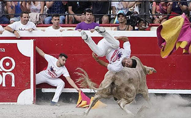 Los campeones junto a la alcaldesa y representante de Zezen Beltz elkartea.