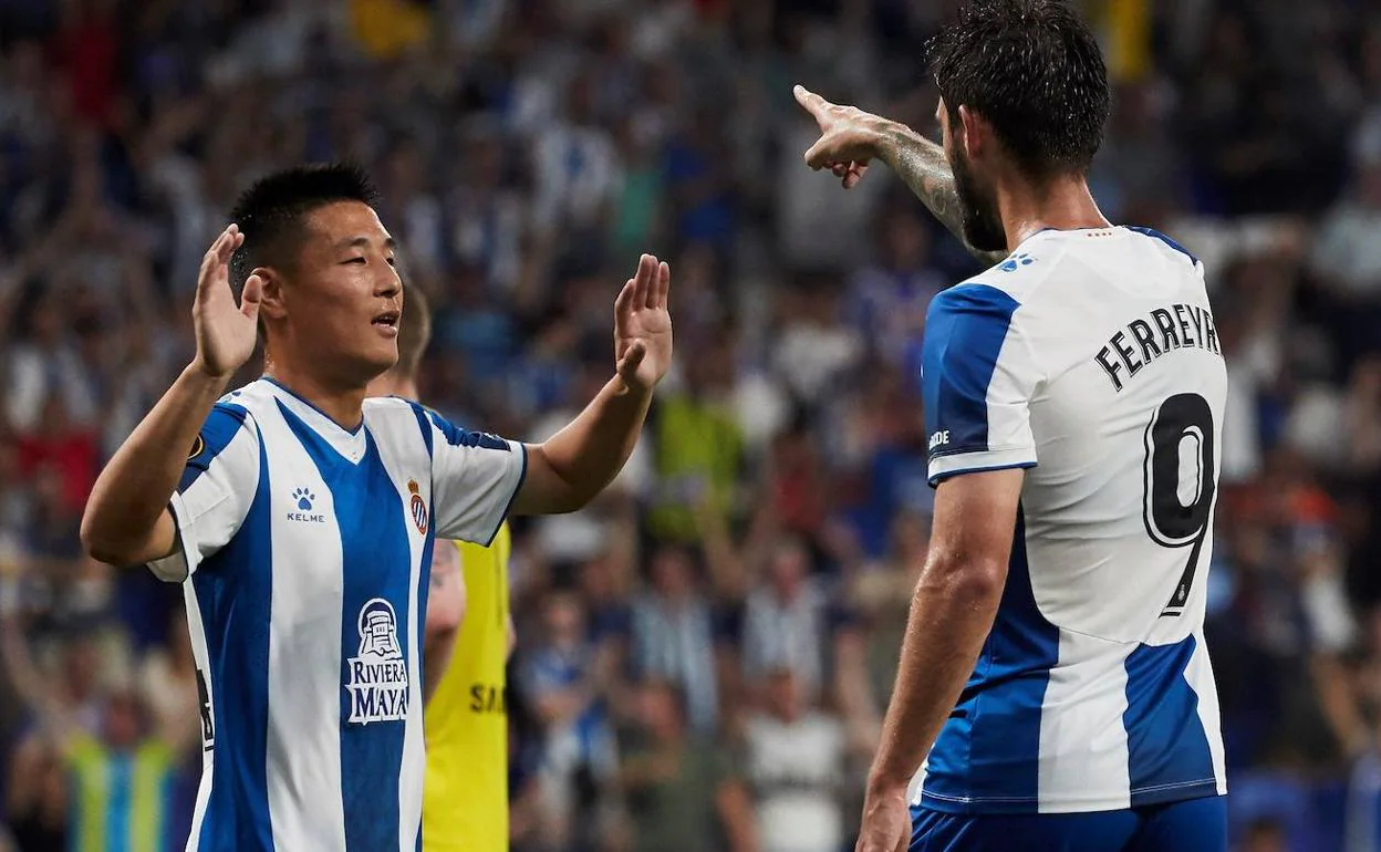 Facundo Ferreyra (d) celebra con Wu Lea un gol. 