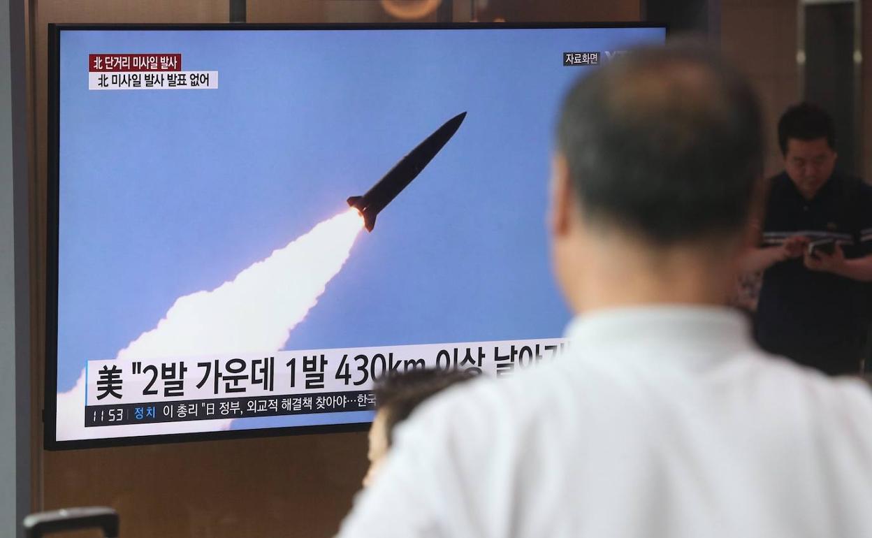 Un ciudadano de Corea del Sur observa en la televisión la noticia del lanzamiento de misiles por el país vecino.