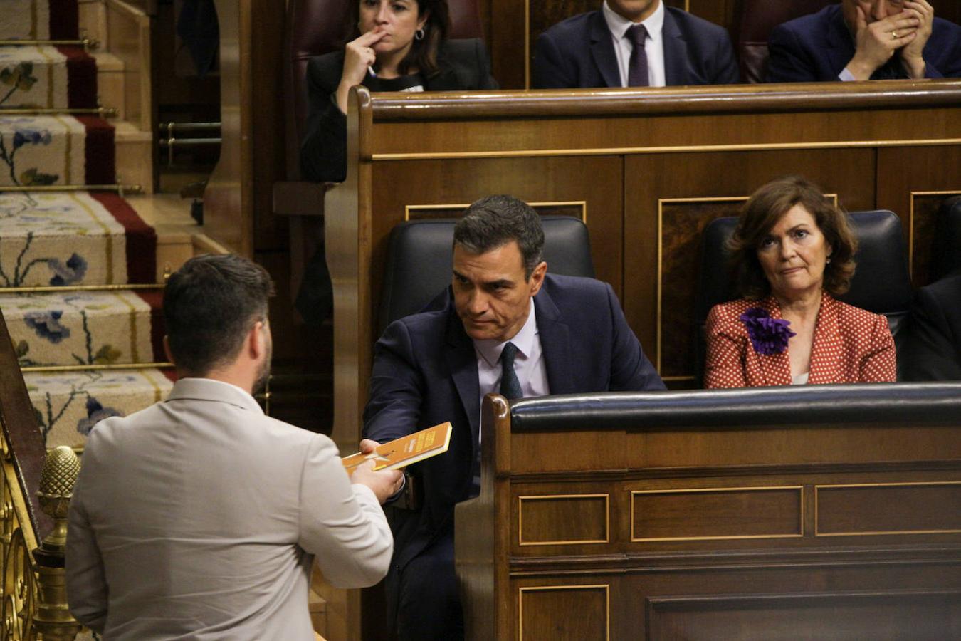 Gabriel Rufián le regala el libro de cuentos escrito por Junqueras desde prisión a Pedro Sánchez.