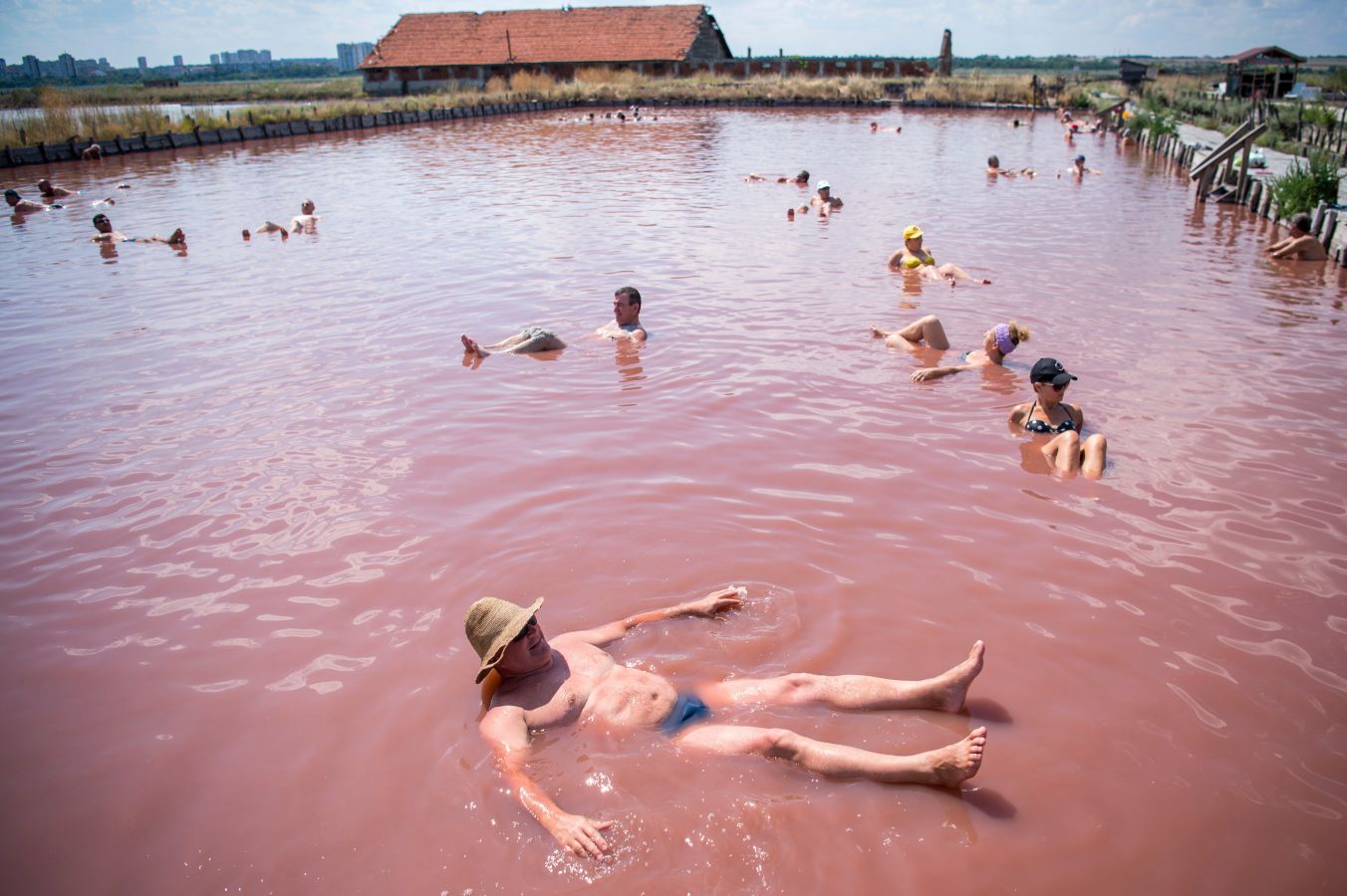 Fotos: Baño en aguas rojas