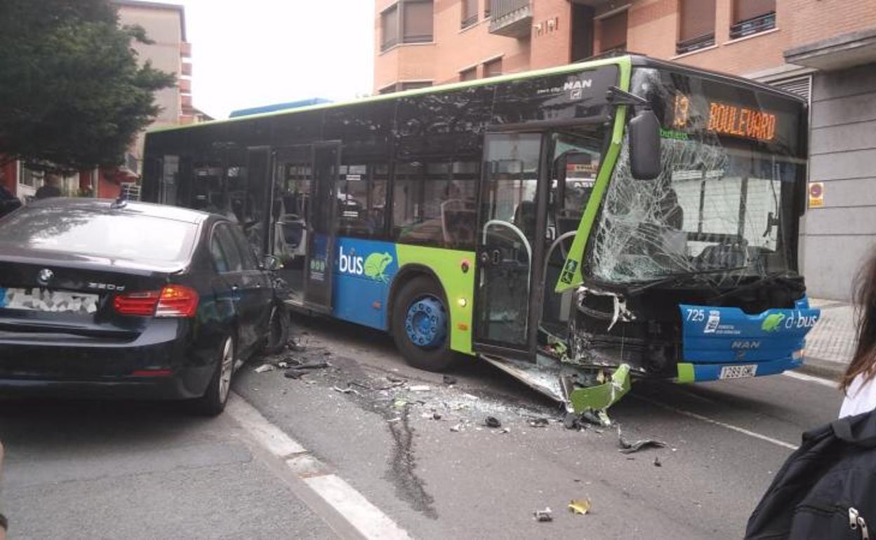 Colisión entre un autobús y un turismo en San Sebastián