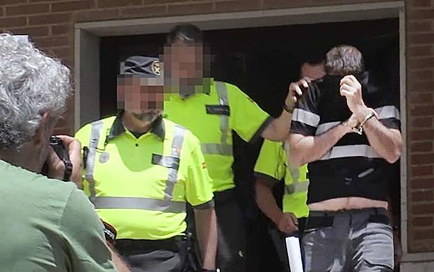 El conductor, a su salida del juzgado el día de su detención, hace un año.